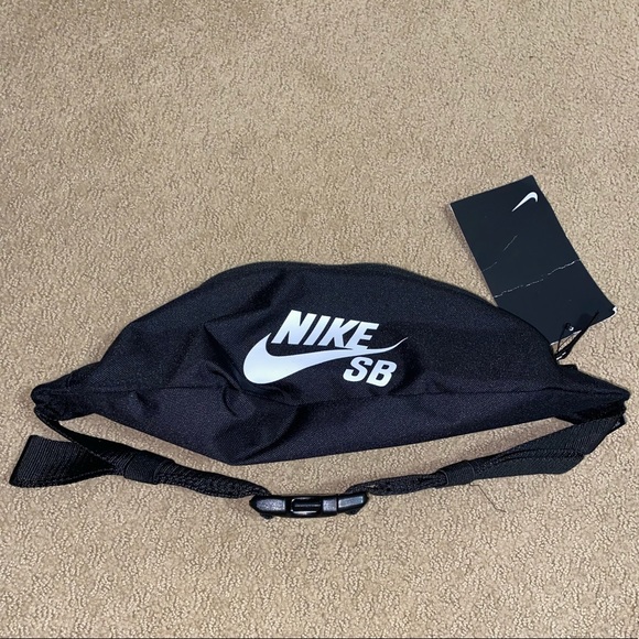 Nike Fanny pack. Never worn before tag is still on. - Picture 1 of 4